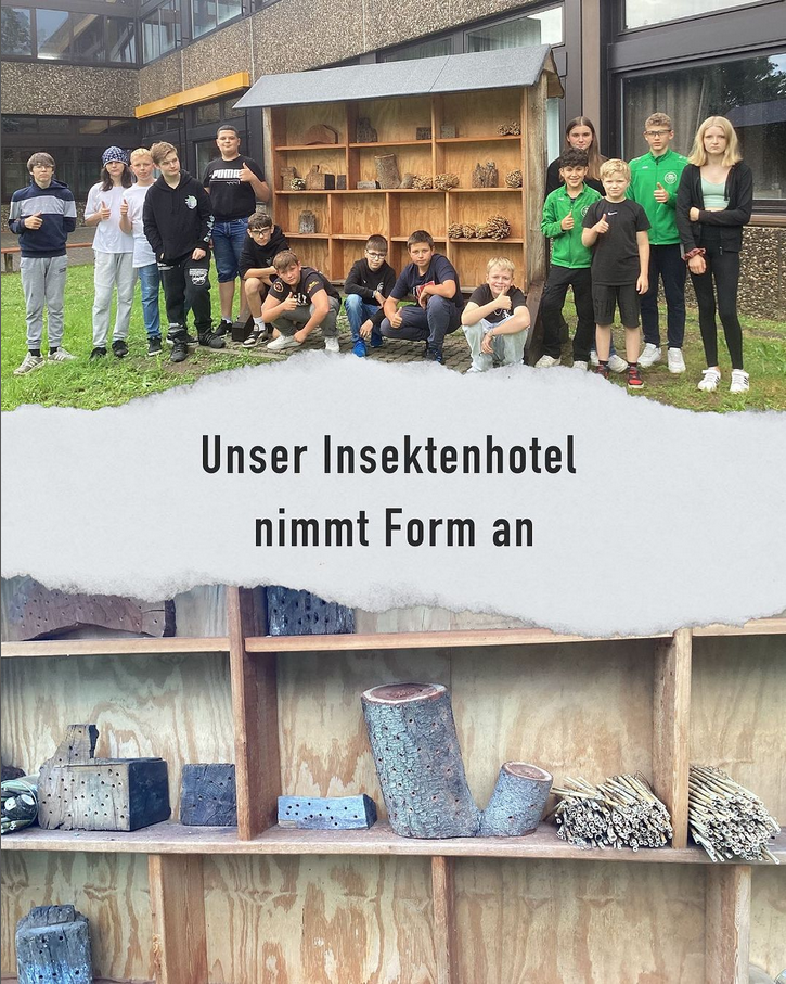 Schülerinnen und Schüler vor dem Insektenhotel